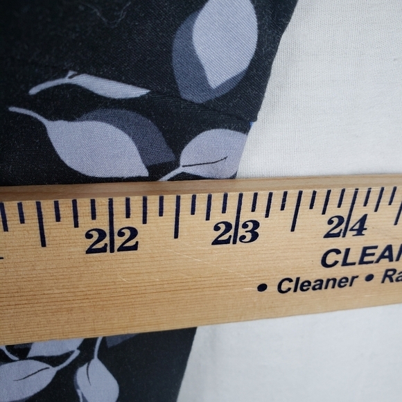 Lot of 4 Scrub Pieces 2 Tops and 2 pair of Black Pants Sz XL - Picture 10 of 11